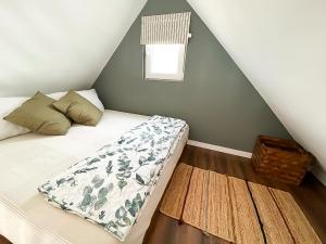 卡瓦内斯Unique Stay - Eco Country A-Frame Cabin的一间卧室设有床、窗户和地毯。