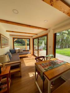 Puerto DunnHuella Patagonia Lodge的客厅配有沙发和桌子