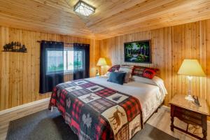 StephensonWaterfront Lake Michigan Hideaway Private Beach!的木制客房内的一间卧室,配有一张床