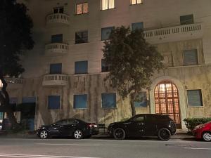 热那亚Lido Blu的两辆汽车停在大楼前