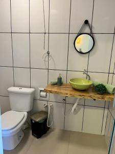 卡罗莱纳Chalés da Chapada的一间带水槽、卫生间和镜子的浴室