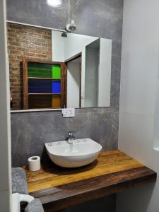 科恰班巴Casa San Martin Suites的一间带水槽和镜子的浴室