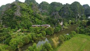 宁平Trang An Ecolodge的享有河流和山脉的空中景致