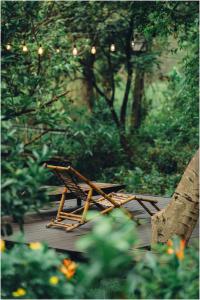 宁平Trang An Ecolodge的木板凳,位于木甲板上