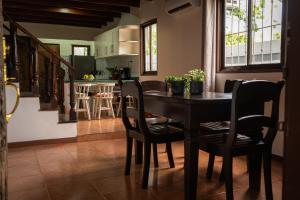 塔马林多Mai Ke Kai Surf House的厨房以及带桌椅的用餐室。