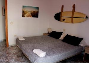 阿布里斯Terrazas del Sur的一间卧室,卧室内配有一张大床