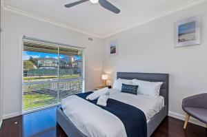 仙女港Driftwood on South的一间卧室设有一张大床和一个窗户。