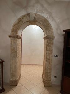 CeccanoAppartamento Marchesini的铺有瓷砖地板的拱门