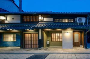 长滨市Hitoiki的一座晚上有门窗的建筑