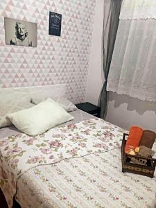尼泰罗伊Loft aconchegante - Centro Niterói的一张带毯子和一篮毛巾的床