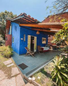 稻克稻克格兰德Vila dos Tangarás, Casa 1 Praia, a 30m do mar的蓝色的房子,前面设有一个露台