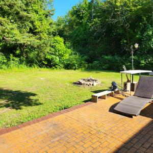 罗缪勒斯Tranquility & Minutes from DTW的公园内带长凳和野餐桌的庭院