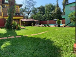 伊瓜苏港Apart JM的一个带游泳池和房子的庭院