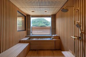 美作季谱之里酒店的木墙内带窗户的桑拿浴室