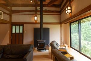 安来市Ryokuinsansou-bettei - Vacation STAY 48641v的客厅设有两张沙发和一个壁炉
