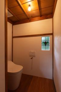 安来市Ryokuinsansou-bettei - Vacation STAY 48641v的一间带卫生间和窗户的浴室