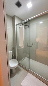 戈亚尼亚Blend Marista的一间带卫生间和玻璃淋浴间的浴室