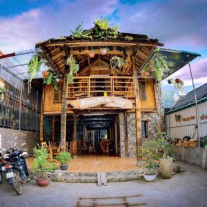 Mù Cang ChảiA Lử Homestay的一座建筑,里面的餐厅里种有植物