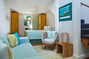豪勋爵岛阿拉吉拉度假山林小屋的一间卧室配有一张床、一张沙发和一把椅子