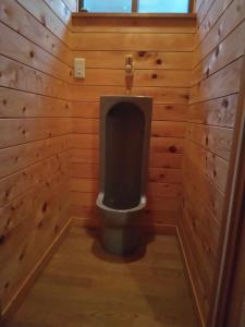 饭田市BANRYU 萬龍 バンリュウ的木墙浴室设有卫生间
