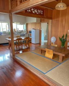 宫古岛フェーヌカジ洋室的厨房以及带桌椅的用餐室。