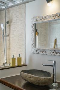 吉利美诺Ora Villas Gili Meno的一间带石制水槽和镜子的浴室