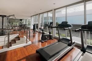 当格浪d'primahotel Tangerang的健身房设有跑步机和椭圆机