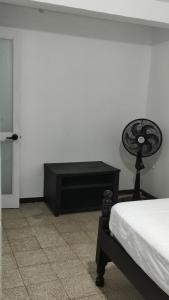 麦德林Habitación, con baño privado #7的一间卧室配有一张床和一张黑色的书桌