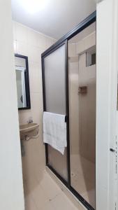 麦德林Habitación, con baño privado #7的带淋浴和白色毛巾的浴室