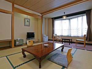 会津若松芦牧王子酒店的一个带桌椅的大客厅