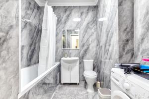 阿斯塔纳Новая квартира в самом центре города的浴室设有白色的卫生间和镜子
