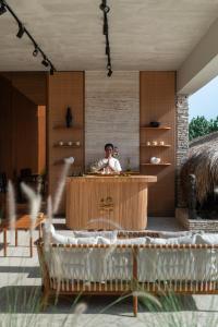 TambolakaCap Karoso Sumba - a member of Design Hotels的一个人站在房子的柜台上