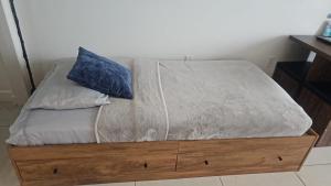 迈阿密5350 Park inn Suite的床上有蓝色枕头