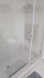迈阿密5350 Park inn Suite的带淋浴的浴室和玻璃门