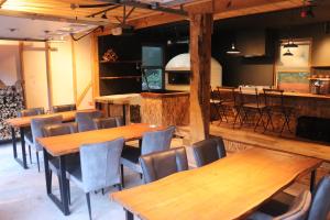 太宰府市帳 -TOBARI-的用餐室配有木桌和椅子