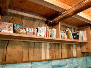 大洲GOYADO的木墙上装满了书的书架
