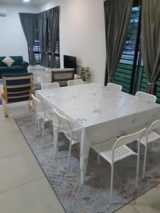 莎阿南Gallery@U12Homestay的客厅配有白色的桌椅