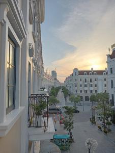 下龙湾MOONLIGHT HOTEL的从大楼的阳台上可欣赏到街道景色