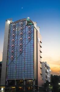 达卡The Zabeer Dhaka的一座大型玻璃建筑,有很多窗户