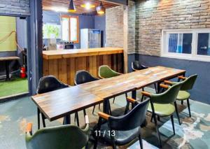 西归浦市PyoLi Guesthouse的一间会议室,配有木桌和椅子