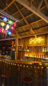 美奈MUINE SUN & SEA BEACH ( BOUTIQUE RESORT & GLAMPING)的餐厅里灯光明亮的酒吧