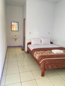 克里穆图Mahoni Guest House的一间卧室配有一张床和一个水槽