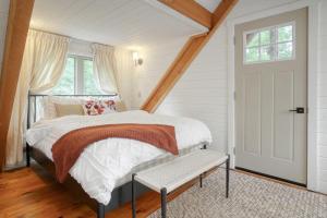 帕里桑德Luxury Waterfront Cottage的一间卧室设有床、窗户和门