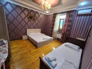 DaşcaElnr Small swing pool villa的一间卧室配有两张床和吊灯。