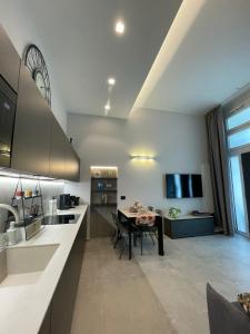 科莫Civico29 appartamento bilocale的一间带桌子的厨房和一间餐厅