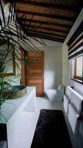 乌鲁瓦图petra bianca uluwatu的带浴缸和卫生间的浴室。