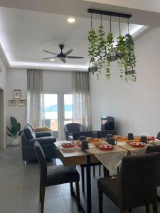 瓜埠Simfoni Resort Langkawi的客厅设有桌椅和天花板。