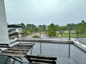 万挠Retreat Saujana rawang的一个带2个长椅和游泳池的庭院