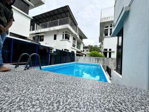 万挠Retreat Saujana rawang的建筑物一侧的游泳池