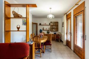 圣霍安-莱斯丰特斯Mas Espuña Turisme Entorn Rural的厨房以及带桌椅的用餐室。